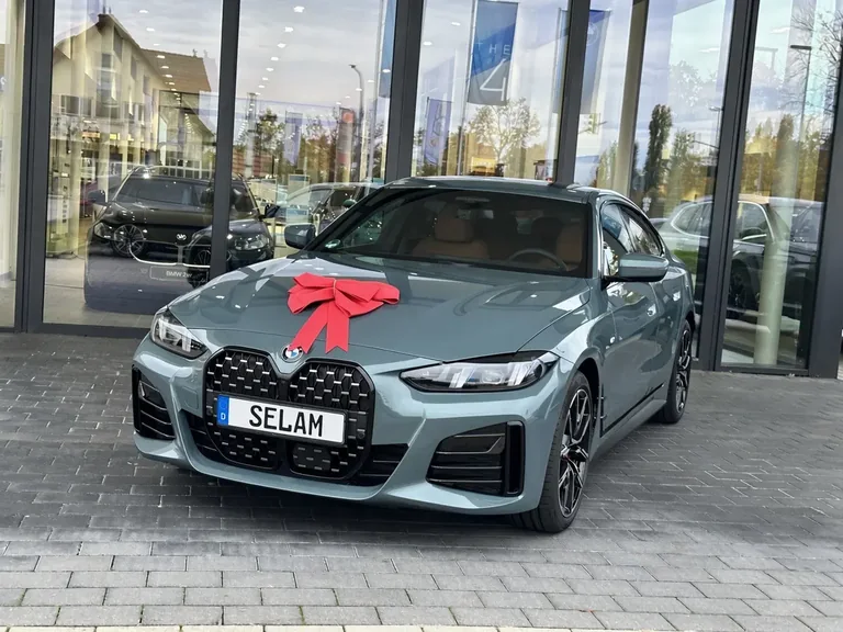 BMW der 4er Reihe mit roter Schleife aus dem SELAM-Fuhrpark