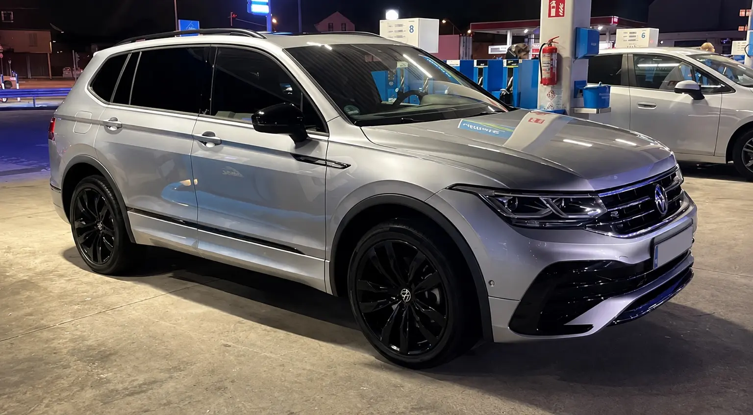 Silberner Volkswagen Tiguan bei Nacht
